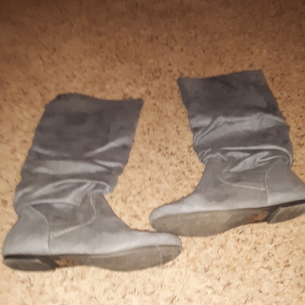Nwot never worn grey knee high slouvh booyd